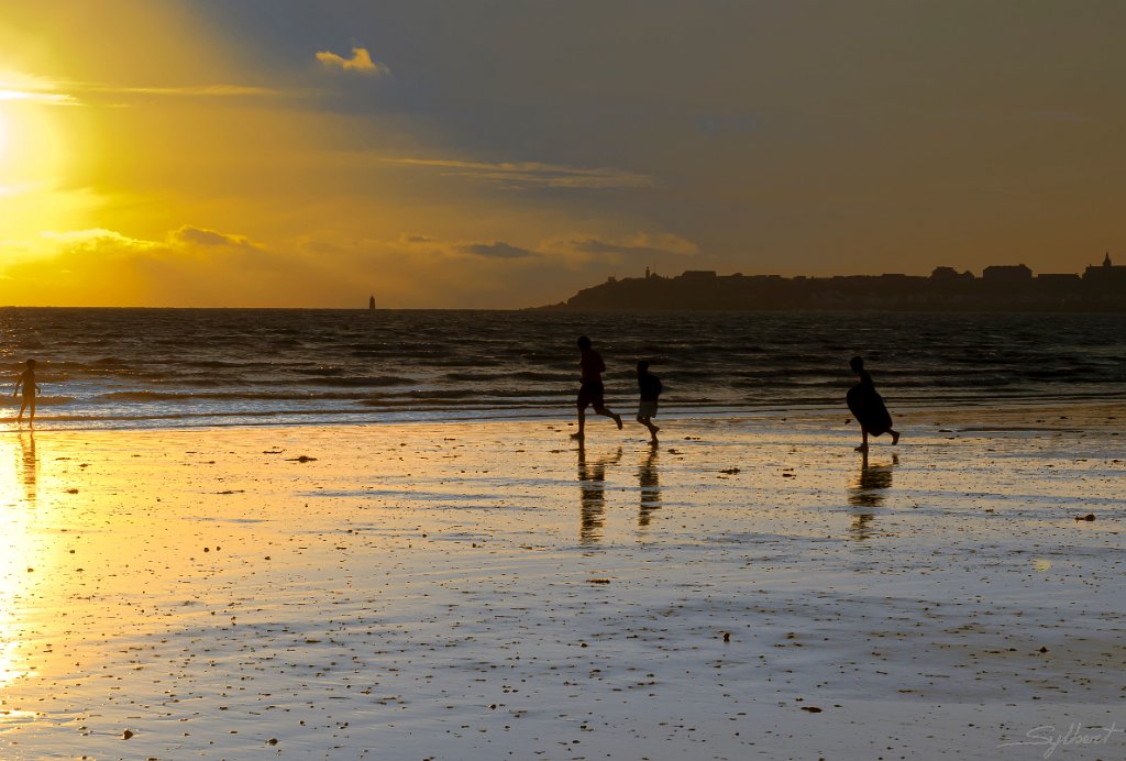 _GIL3842.jpg - Ultime baignade à Granville