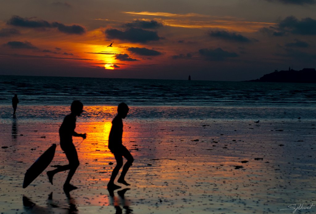 _GIL3875.jpg - Enfants sur la plage de Granville