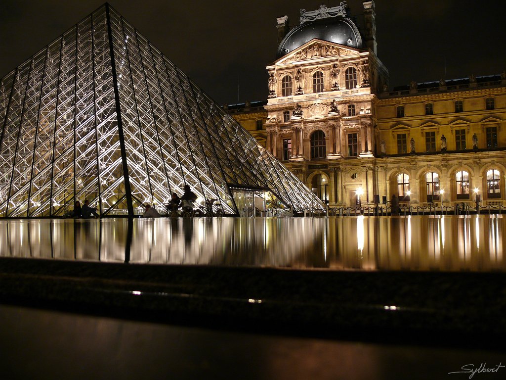 P1070532.JPG - Le Louvre et sa pyramide