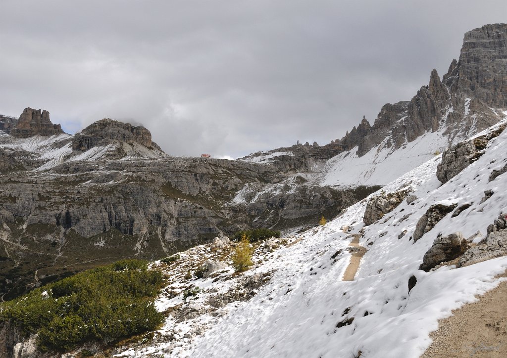 _SL13325.JPG - La-bas, le refuge de Locatelli 2405m