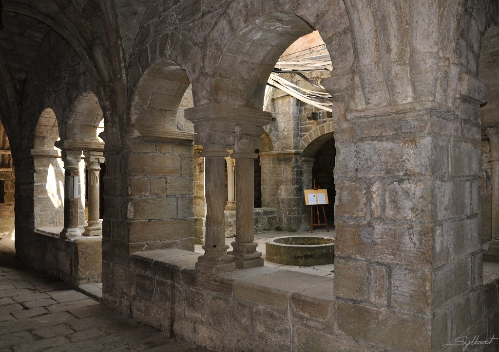 _SL11606m.jpg - Cloître du prieuré St Michel de Grandmont